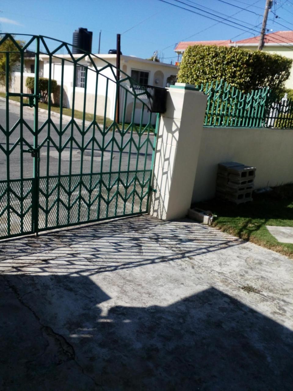 Cozy & Comfy Apartamento Portmore Exterior foto
