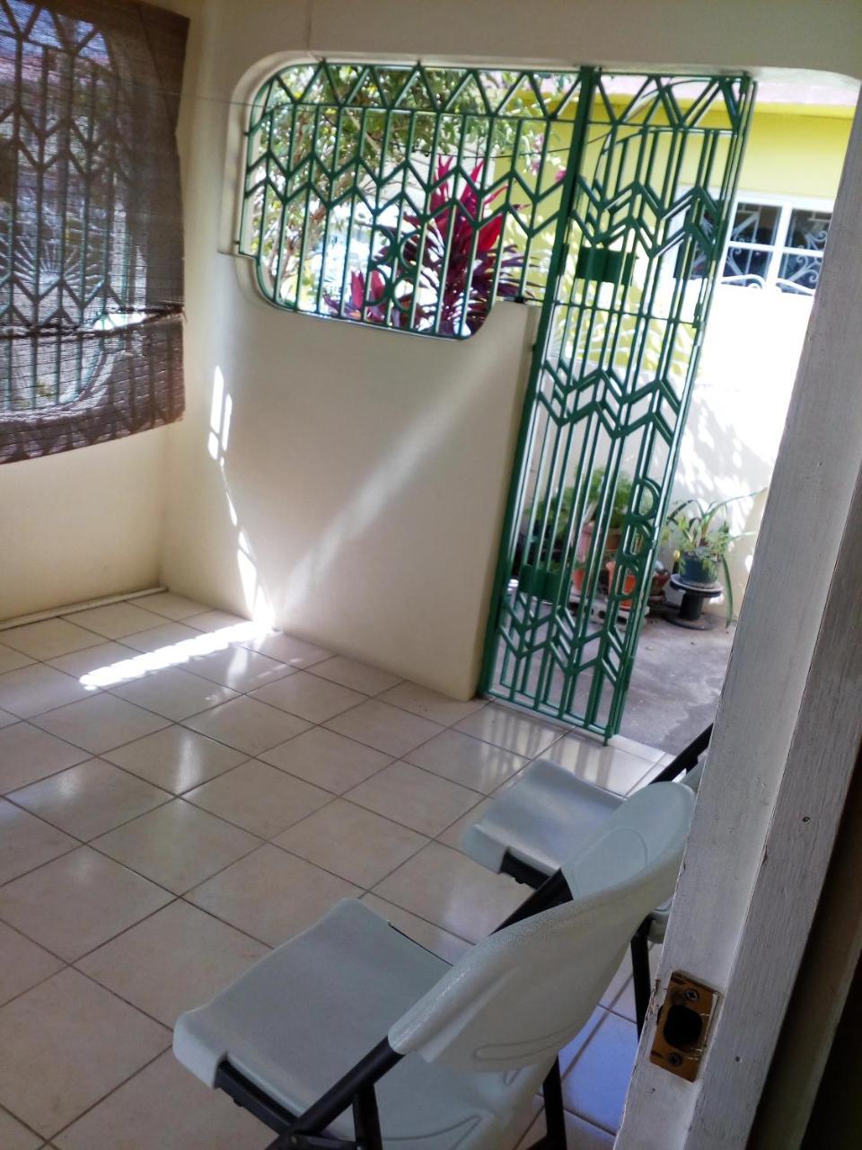 Cozy & Comfy Apartamento Portmore Exterior foto